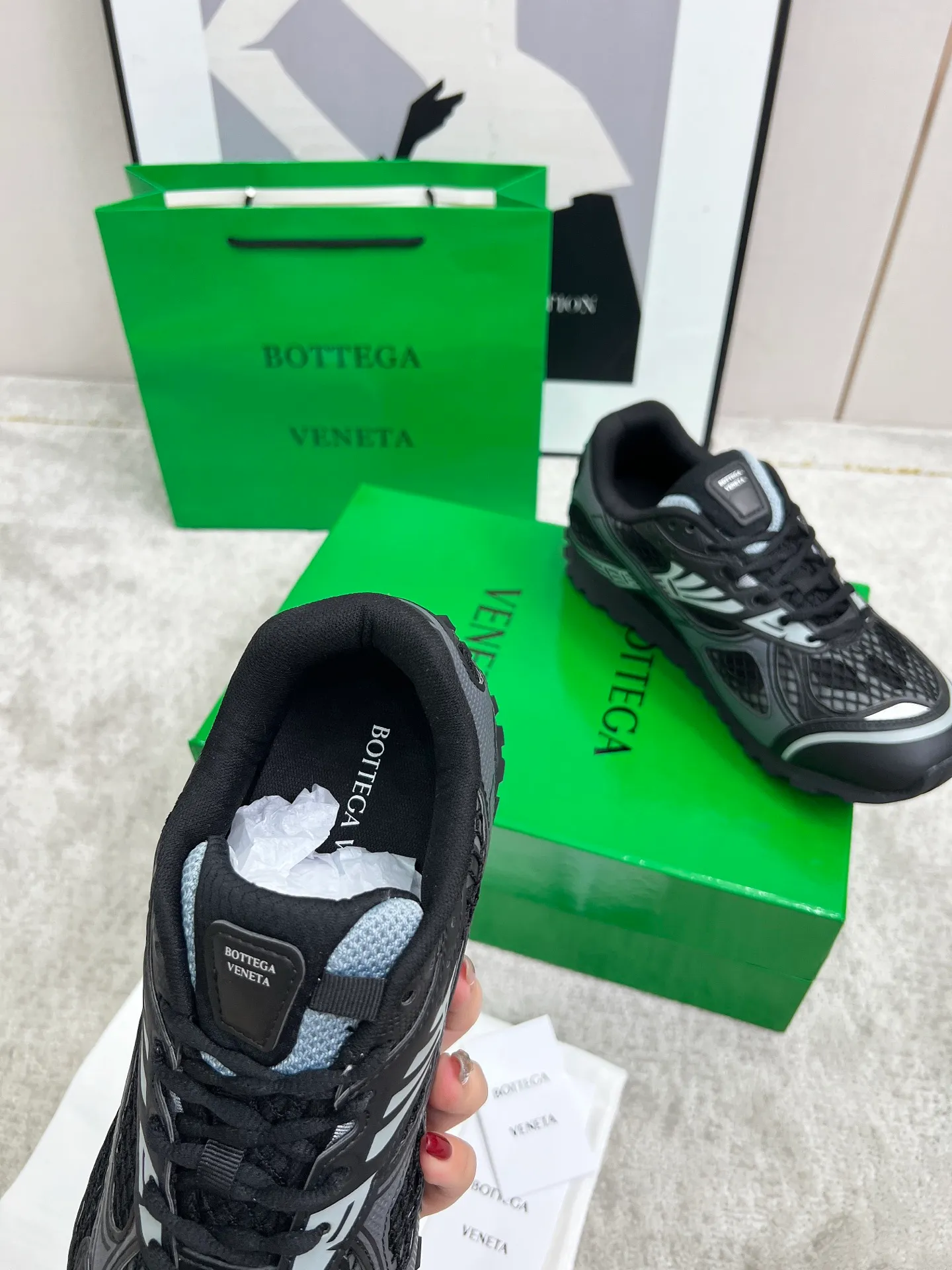 P540. Top version (couples model) Bottega Veneta Bottega Veneta 23ss autumn and winter show BV Orbit sneakers Wang Yibo's same style couples casual shoes dad shoes! Runner sneakers! Original purchase and development!  Made of original lightweight technical mesh fabric, the same as the original version! The process is complicated!  Paired with a rubber outsole designed with a geometric pattern, the high version of the Wang Zha series is actually much taller, but the legs still look slim. Very nice. Durable and playable, standard and version-matching shoe package technology, look for high-end versions. The original outsole is exclusively molded, and the color-blocked TPU outsole is used. The material and weight are the same as the original!  Size: #Female 35-41 (40 and 41 customized sizes are non-refundable) Male 39-45 (45 size customized are non-returnable and exchangeable)